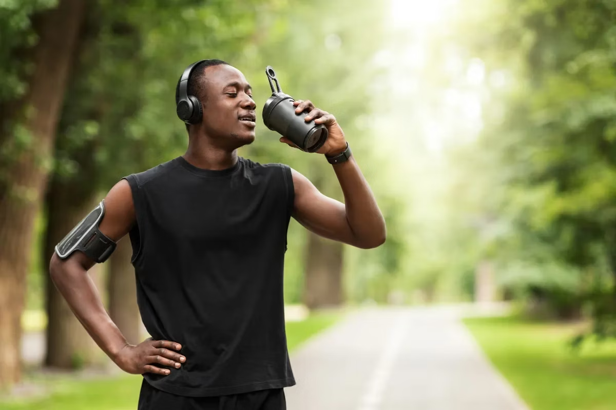 Dicas para melhorar a sua saúde digestiva: faça atividade física, beba bastante água, se alimente bem e descanse! Nada de estressar à toa, hein?