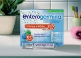 Enterogermina Criança e Adulto Plus, suspensão oral de 5 ml, caixa e frasco na bancada do banheiro.