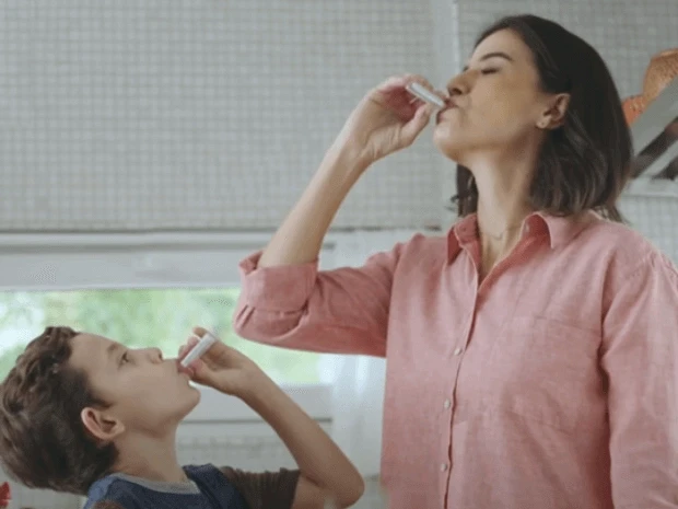 Mãe e filho tomando seu probiótico para restaurar o equilíbrio da flora intestinal