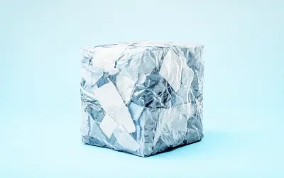Lixo plástico reciclado em formato de cubo. Conceito de poluição e sustentabilidade à corriger