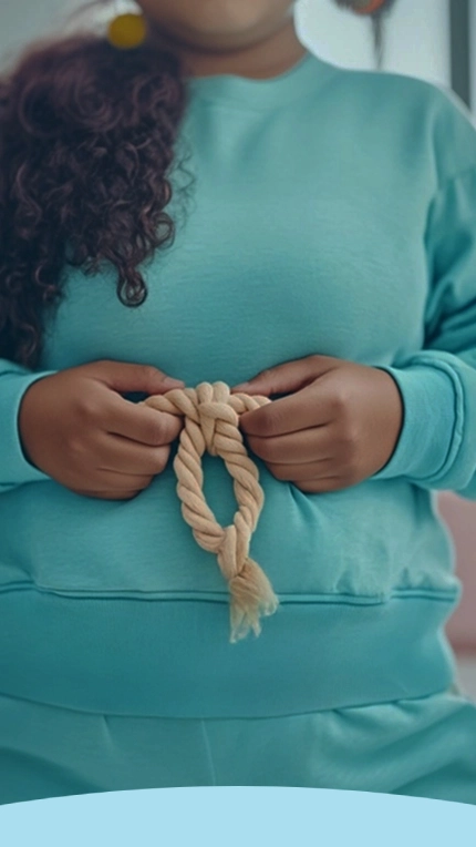 Pessoa com um suéter azul-petróleo segurando uma corda torcida.