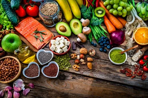 Mesa cheia de alimentos ricos em fibras