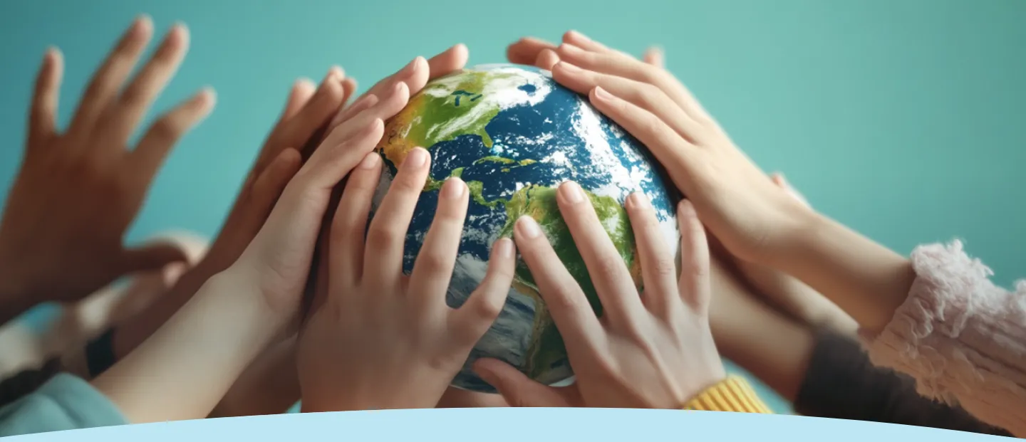 Várias mãos segurando um pequeno globo terrestre em um fundo azul.