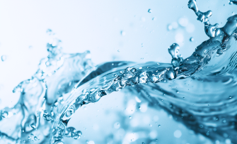 Movimento de uma onda ou respingo de água com bolhas e gotas. 