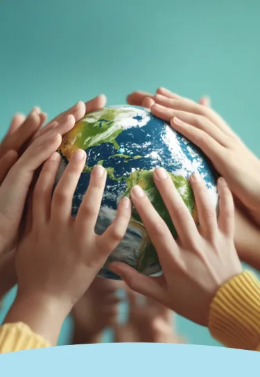 Várias mãos segurando um pequeno globo terrestre em um fundo azul.