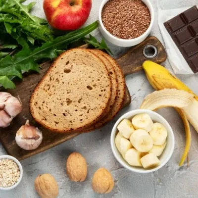 Mesa cheia de alimentos ricos em probioticos e prebioticos