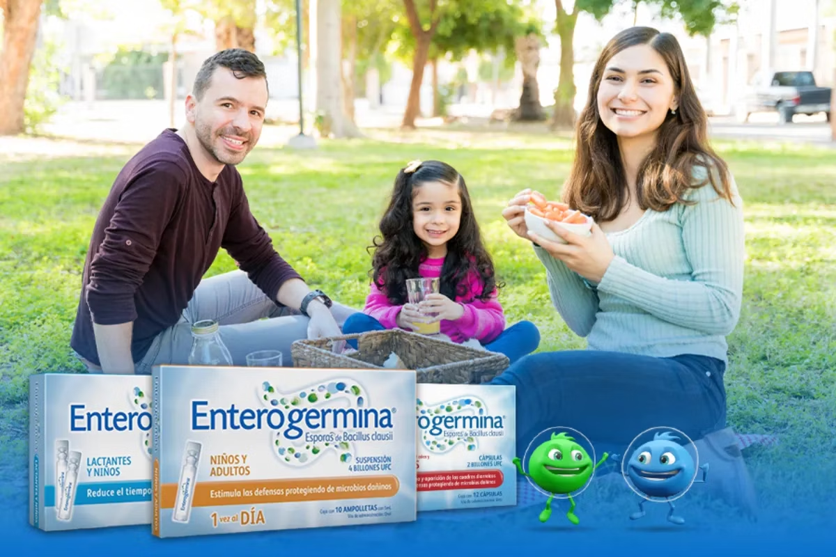 Familia disfrutando de un día de picnic en el parque. La alimentación y las actividades al aire libre pueden fomentar la salud digestiva.