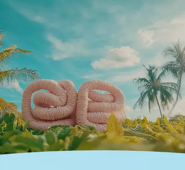 Duas cordas enroladas na grama com palmeiras e um céu azul ao fundo.