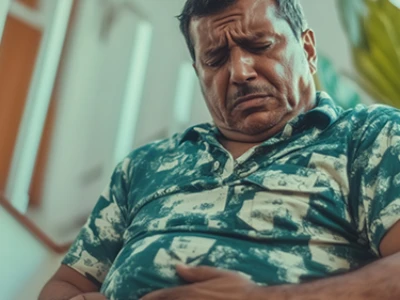 Homem idoso com cólicas. Dor é um dos sinais de volvo intestinal