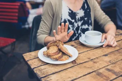 pessoa recusando consumir alimento que contêm glúten