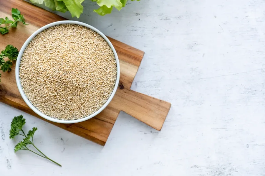 tábua com recipiente contendo grãos