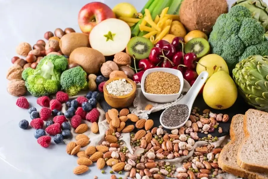 Para melhorar a conexão do eixo intestino-cérebro, aposte em uma alimentação variada, sem ultraprocessados, bastante água, atividade física e sono de qualidade.