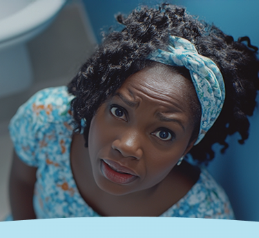 Mulher em um vestido floral azul olhando para cima com uma expressão preocupada.