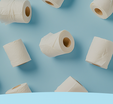 Rolos de papel higiênico brancos dispostos em um fundo azul claro.
