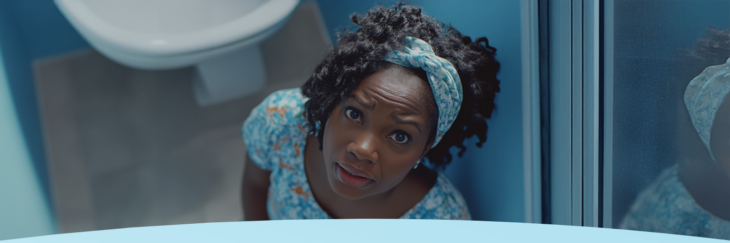 Mulher em um vestido floral azul olhando para cima com uma expressão preocupada.