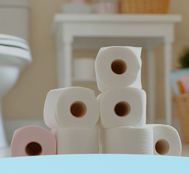 Rolos de papel higiênico empilhados em um banheiro.