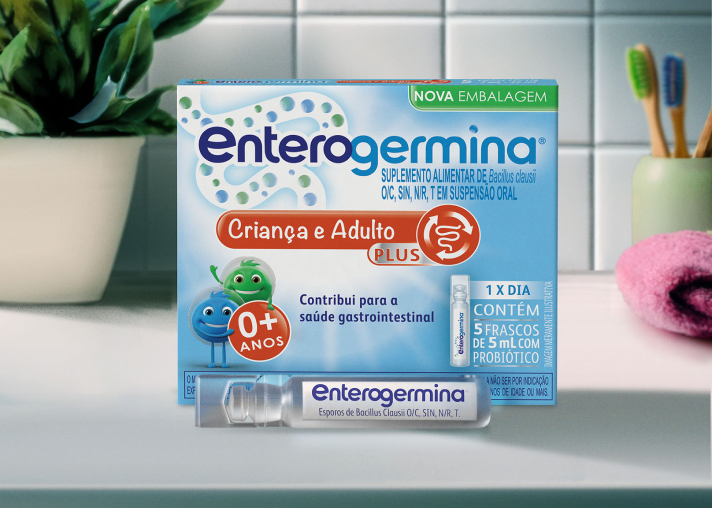 Enterogermina Criança e Adulto Plus, suspensão oral de 5 ml, caixa e frasco na bancada do banheiro.