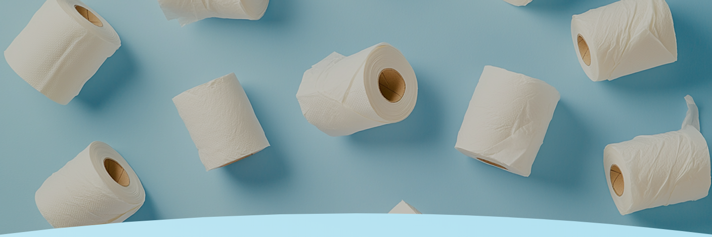 Rolos de papel higiênico espalhados em um fundo azul claro.