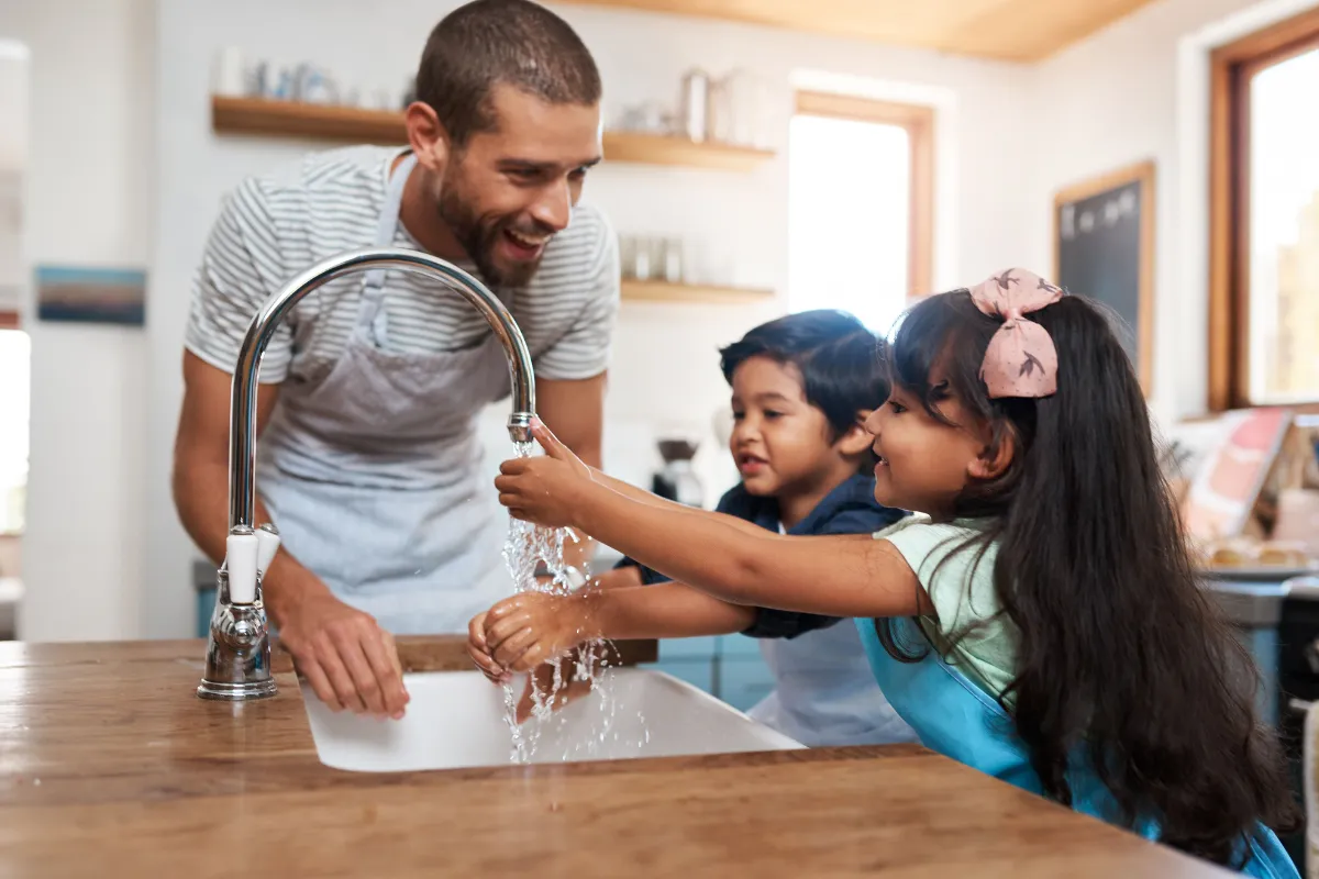 Niños lavándose las manos en familia