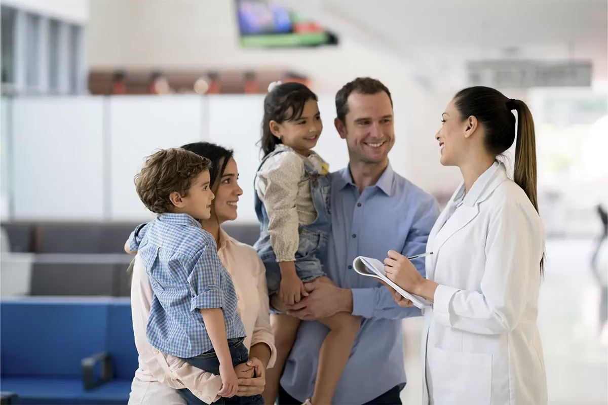 Familia de 4 personas en visita con el médico para revisar su salud.
