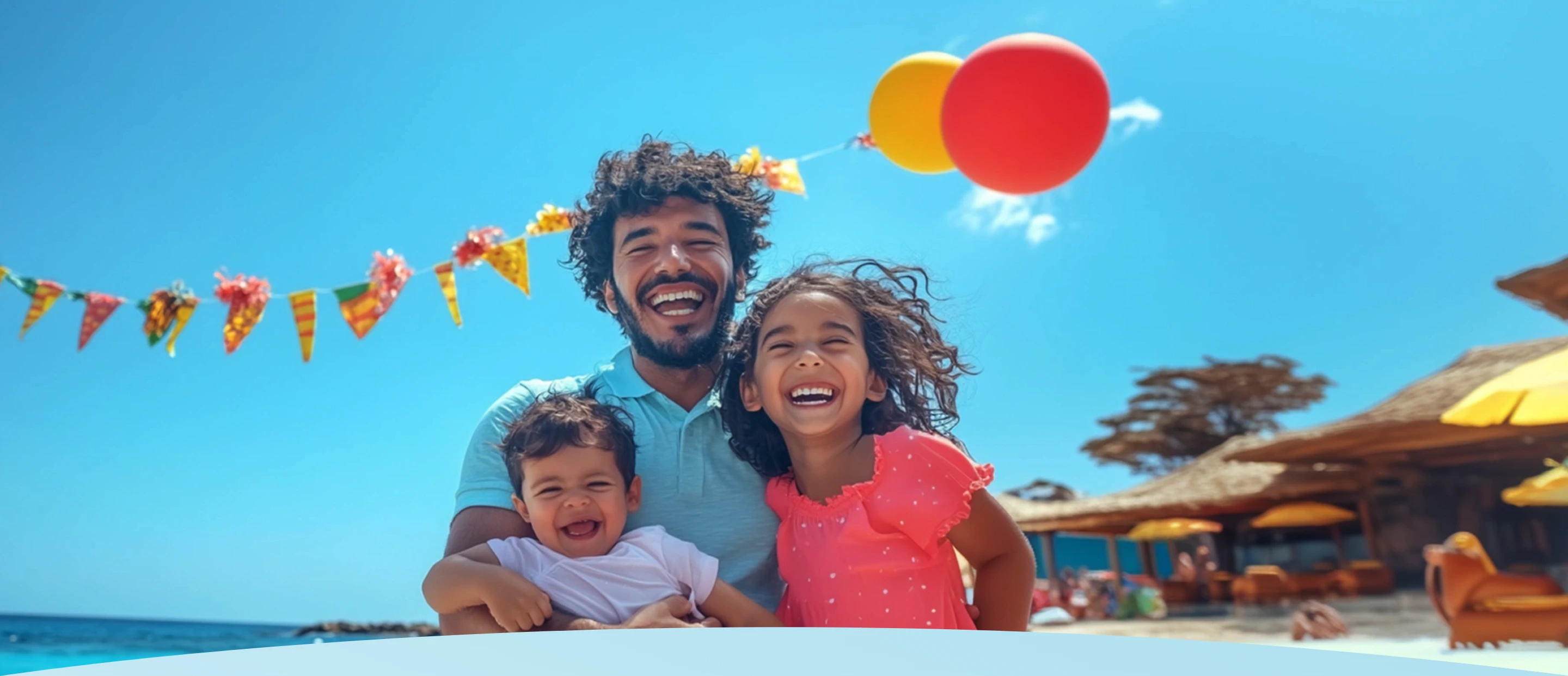 Família sorrindo em uma praia ensolarada com balões e decorações festivas.