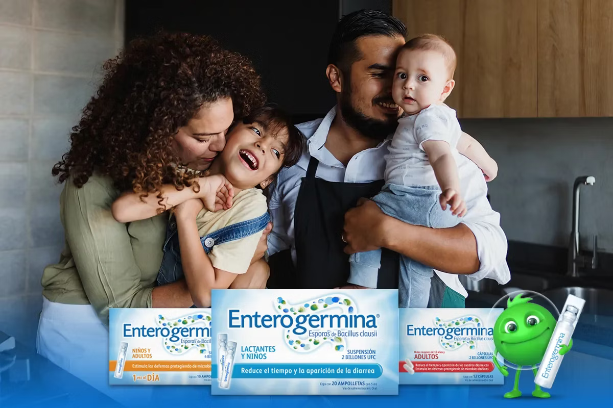 Padres conviviendo con sus hijos antes del desayuno. Enterogermina se encarga de proteger su salud digestiva.