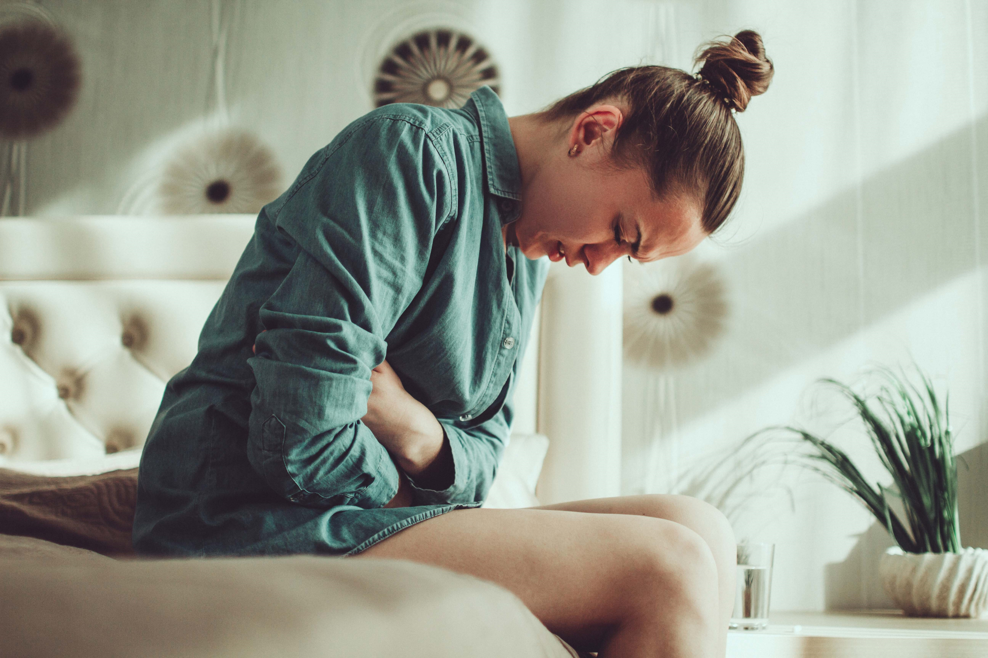 Mujer con dolor en el abdomen