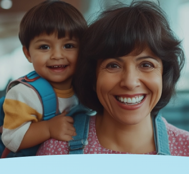 Mulher e criança sorridentes com mochilas, expressão feliz.