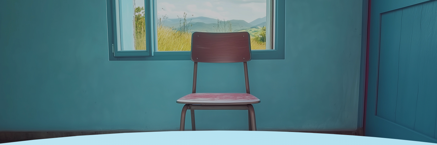 Uma cadeira de madeira em uma sala azul, de frente para uma janela aberta com vista para campos e colinas distantes.