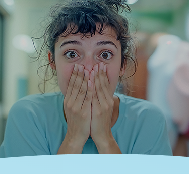 Peça de arte têxtil com uma representação colorida e abstrata de intestinos.