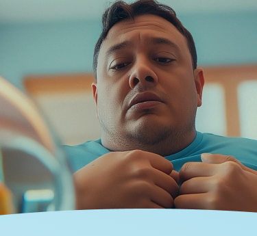 Homem com expressão preocupada olhando para frente.