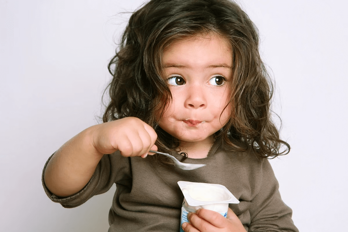 Para cuidar da flora intestinal infantil é essencial introduzir alimentos probióticos e prebióticos, como iogurtes, queijos, cereais e vegetais frescos.