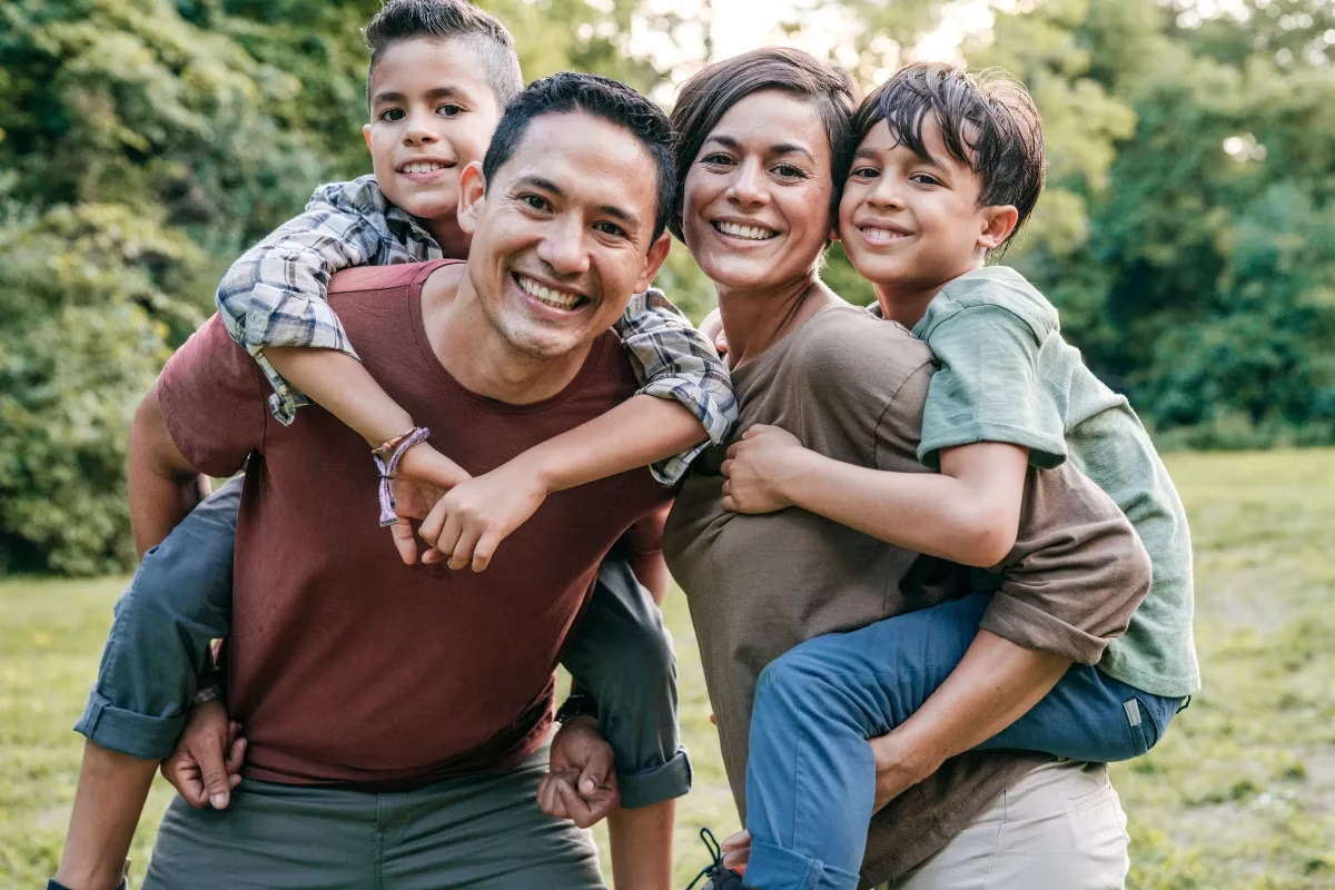 Familia Mexicana Joven con hábitos saludables.