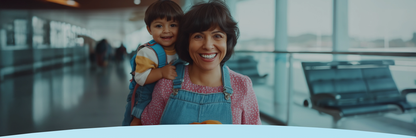 Mulher e criança sorridentes com mochilas, expressão feliz.