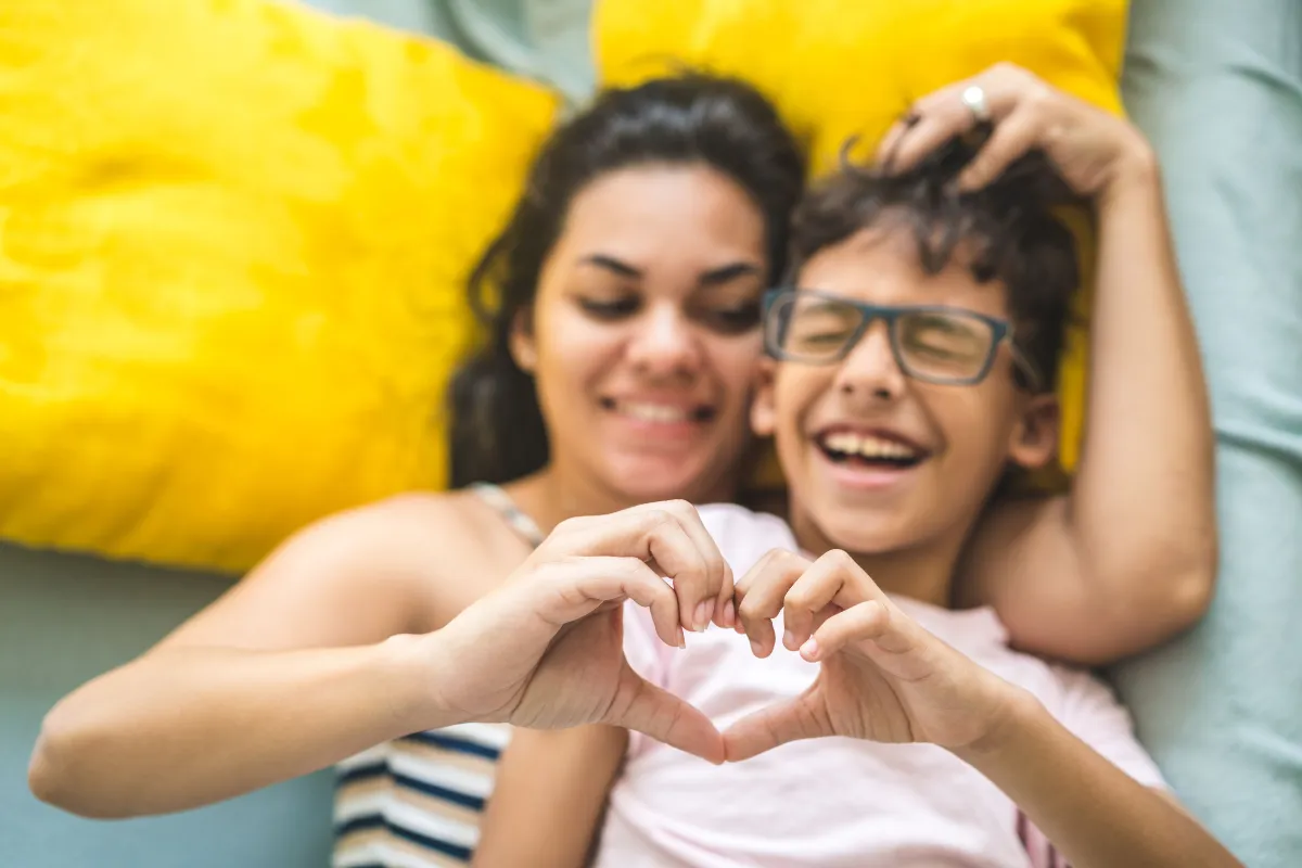 Madre e hijo sonrientes y saludables recostados.