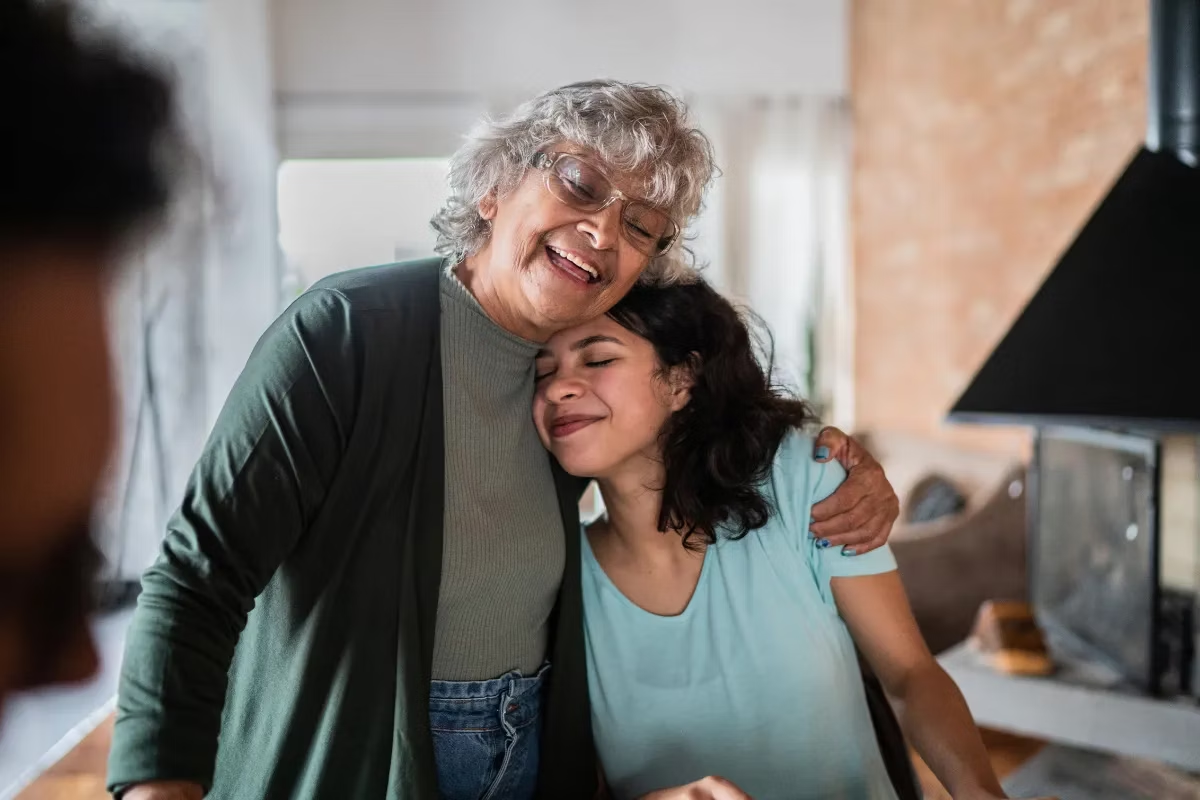 Abuela procura el bienestar y la salud de su nieta.