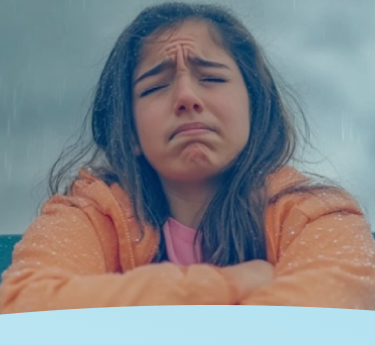 Uma garota com uma jaqueta laranja parece chateada sob um céu nublado.